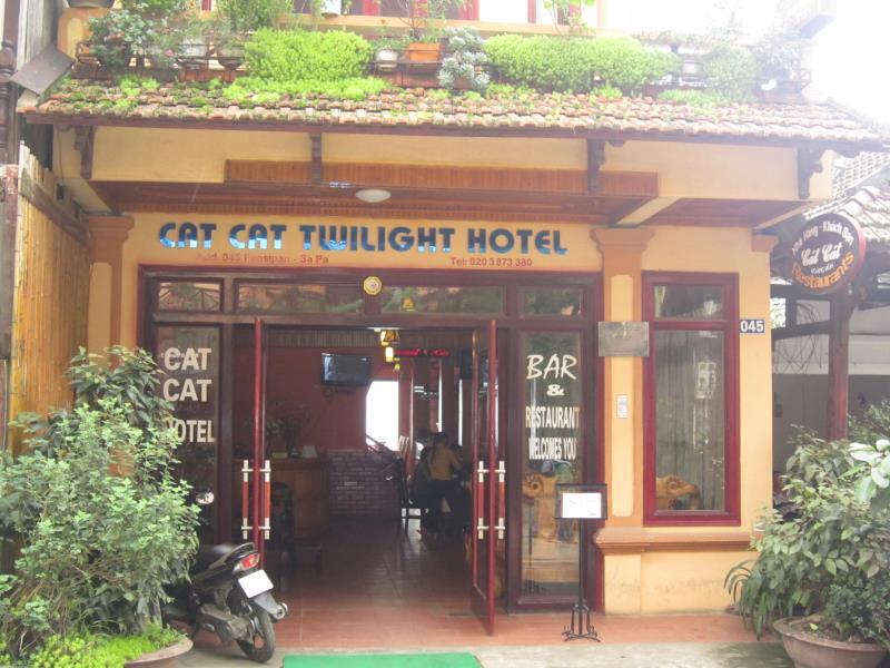 cat-cat-twilight-hotel